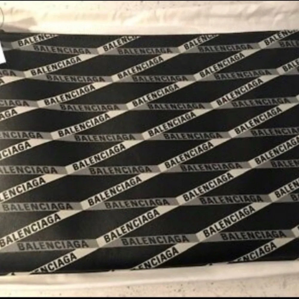 Balenciaga Black and White Logo Pouch - Picture 4 of 5